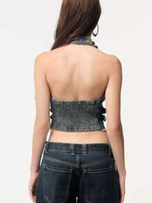 TypaGal 修身牛仔背心结合了挺括的廓形和时尚的个性设计，而毛边和腰带则增添了一丝俏皮感。