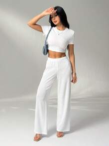 SHEIN PETITE Tenue de femme de style décontracté "Old Money" pour l'aéroport, 2 pièces/set. Ensemble top à fines brides et pantalon en dentelle et patchwork pour femmes. Vêtements bohèmes pour femmes printemps/été