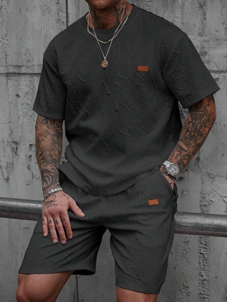 Manfinity CasualCool 男士两件套休闲套装：字母压花圆领短袖 T 恤和短裤，黑色两件套服装，送给男朋友或丈夫的绝佳礼物，舒适服装 - 深灰色 - 查看 1
