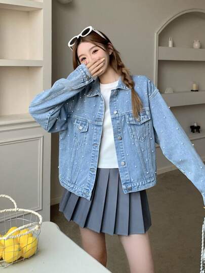 SHEIN 这款少女优雅浅色水洗牛仔外套，正面纽扣口袋饰有仿珍珠，简约休闲，下摆采用毛边设计，适合春夏季节度假、节日庆典、7月4日独立日庆祝活动、夏季家庭出游以及秋冬季商务休闲场合穿着。