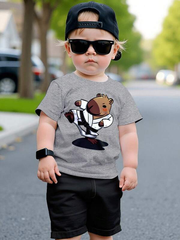 SHEIN Conjunto de 2 piezas de camiseta de manga corta y pantalones cortos informales con estampado de dibujos animados para niños, apropiado para el verano