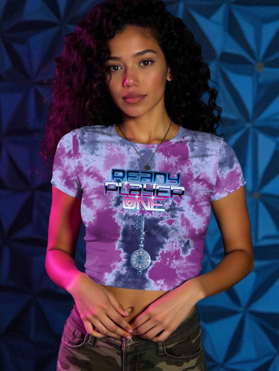 READY PLAYER ONE X SHEIN Camiseta de Manga Curta com Decote Redondo, Estampa de Tie-Dye e Letra para Mulheres - Branco - Visão 1