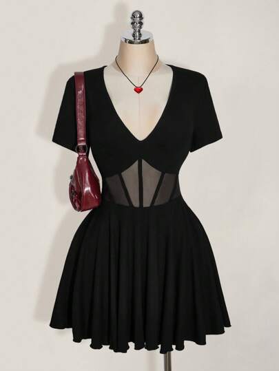 SHEIN ICON 加大码黑色 V 领短袖针织连衣裙，腰部鱼骨装饰收腰针织连衣裙，Y2K，暑假，女士夏季连衣裙，毕业季和返校季