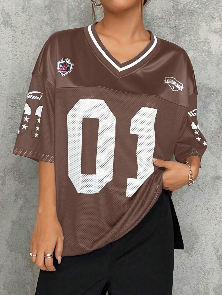 SHEIN EZwear 大码女式幸运数字 01 和加州字母印花轻质 V 领落肩宽松运动足球 T 恤，适合夏季至初秋，日常休闲和运动穿着