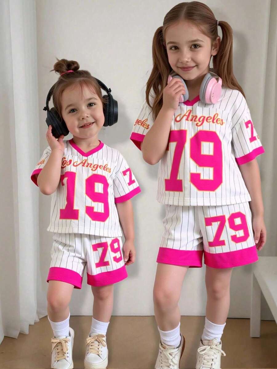 SHEIN Bộ trang phục 2 món cho bé gái mới biết đi - Áo thun tay ngắn cổ chữ V in họa tiết hoa sọc màu đỏ hồng, quần short thường ngày, thoải mái và phù hợp để mặc chơi thể thao và mặc hàng ngày, trang phục phù hợp cho chị em - Nhiều màu - Xem 1