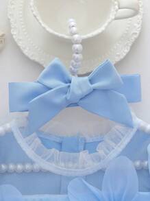 Bộ đồ liền thân họa tiết hoa cổ bèo nhún, tay bồng cho bé gái kèm băng đô cùng tông. Thiết kế cổ bèo nhún và tay bồng mang đến nét tinh nghịch và thanh lịch. Họa tiết hoa 3D nổi bật theo phong cách công chúa. Dù là trong những buổi họp mặt gia đình hay hoạt động ngoài trời, bộ đồ liền thân kèm băng đô này sẽ biến bé gái nhà bạn thành tâm điểm chú ý như một nàng công chúa nhỏ đáng yêu. - Màu xanh lam - Xem 6