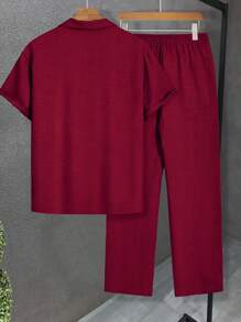 Manfinity Homme 2 件男士休闲纯色短袖衬衫和裤子套装男士 2 件套红色男士亚麻套装 - 酒紅色 - 查看 2