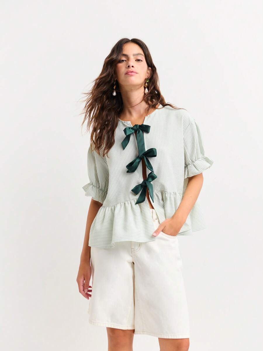Nöista 条纹荷叶边上衣，短泡泡袖，袖口饰有荷叶边。圆领设计，正面饰有三个蝴蝶结。尽显女性柔美、休闲与优雅。是海滩度假、机场通勤或七月四日休闲装扮的完美之选。 - 綠色 - 查看 1
