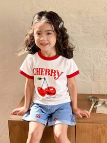 Conjunto de blusa de cuello redondo con ribete de contraste estampado de cerezas y shorts vaqueros con puños para niñas, informal y dulce, ropa de verano, atuendo de vaquera
