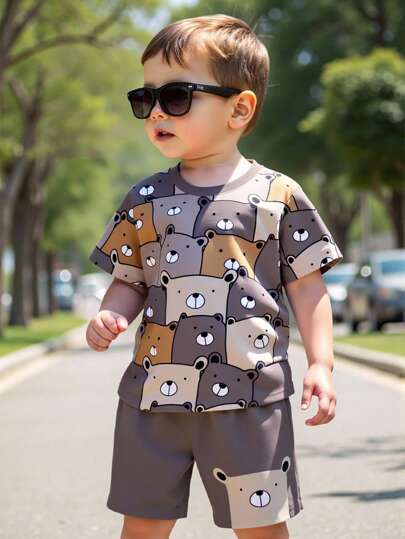 SHEIN Playful Pals 1 套幼儿男童休闲可爱熊全印花 T 恤和短裤套装，可爱的日常穿着，适合春夏季