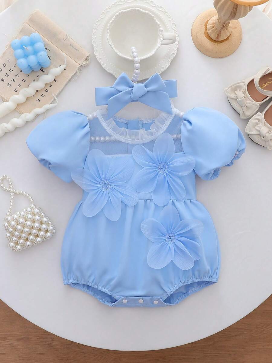 Bộ đồ liền thân họa tiết hoa cổ bèo nhún, tay bồng cho bé gái kèm băng đô cùng tông. Thiết kế cổ bèo nhún và tay bồng mang đến nét tinh nghịch và thanh lịch. Họa tiết hoa 3D nổi bật theo phong cách công chúa. Dù là trong những buổi họp mặt gia đình hay hoạt động ngoài trời, bộ đồ liền thân kèm băng đô này sẽ biến bé gái nhà bạn thành tâm điểm chú ý như một nàng công chúa nhỏ đáng yêu. - Màu xanh lam - Xem 1