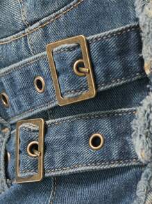 TypaGal 修身牛仔背心结合了挺括的廓形和时尚的个性设计，而毛边和腰带则增添了一丝俏皮感。