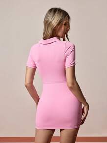 CourtClass Damen lässiges Tenniskleid in Unifarbe, minimalistischer Stil - Pink - Übersicht 2