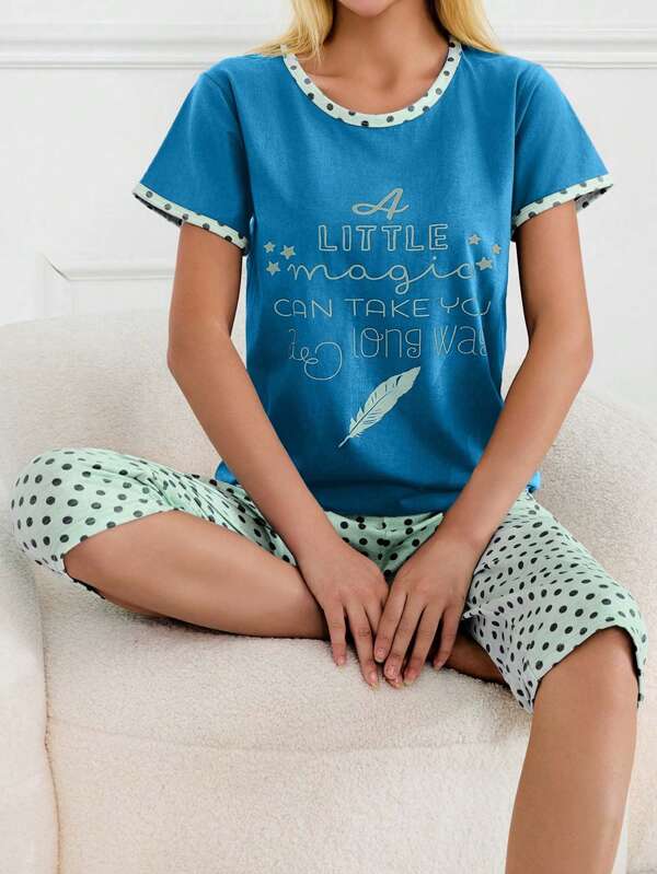RueChic Set pijamale 100% bumbac, 2 bucăți, cămașă cu imprimeu de slogan în culori contrastante și pantaloni de noapte Capri cu imprimeu de buline