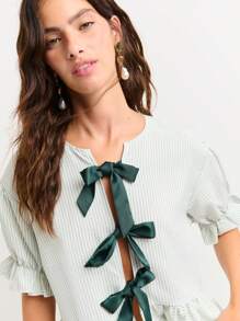 Nöista 条纹荷叶边上衣，短泡泡袖，袖口饰有荷叶边。圆领设计，正面饰有三个蝴蝶结。尽显女性柔美、休闲与优雅。是海滩度假、机场通勤或七月四日休闲装扮的完美之选。 - 綠色 - 查看 3