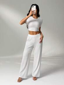 SHEIN PETITE Tenue de femme de style décontracté "Old Money" pour l'aéroport, 2 pièces/set. Ensemble top à fines brides et pantalon en dentelle et patchwork pour femmes. Vêtements bohèmes pour femmes printemps/été