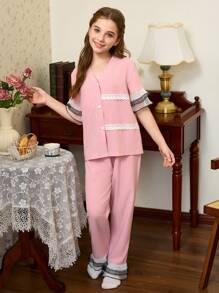 SHEIN 女童短袖开衫和裤子蕾丝边睡衣套装 - 彩色 - 查看 1