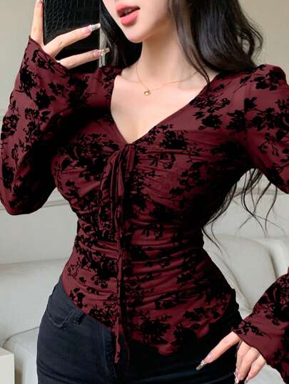 Joudiya بلوزة نسائية بأكمام جرس وياقة على شكل حرف V مع رباط وطبعات زهور صغيرة، أكمام طويلة مناسبة للربيع والصيف، ملابس نسائية للخريف، عيد الحب