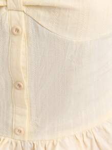 Nöista Débardeur féminin sans manches avec bretelles réglables. Présente une fermeture boutonnée à l'avant, un détail de buste froncé et un ourlet volant - parfait pour les looks d'été ou le chic décontracté.