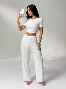 SHEIN PETITE Tenue de femme de style décontracté "Old Money" pour l'aéroport, 2 pièces/set. Ensemble top à fines brides et pantalon en dentelle et patchwork pour femmes. Vêtements bohèmes pour femmes printemps/été