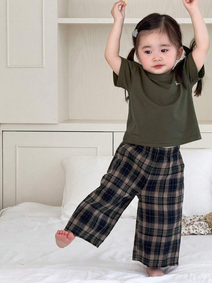 Dazy Kids Bộ đồ ngủ 2 món cho bé gái: áo thun ngắn tay in chữ và quần ống rộng kẻ sọc, thích hợp cho bé gái. - màu xanh lá - Xem 1