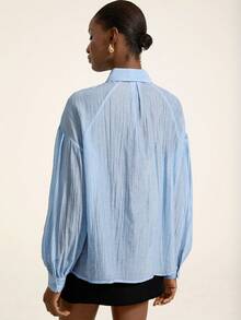 Revavyn 女式简约艺术领前纽扣长袖中长衬衫 - 藍色 - 查看 2