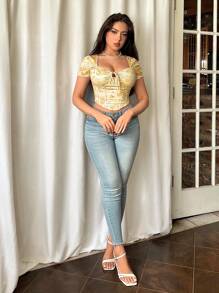 Firerie Camiseta corta de mujer con cierre de cordón en la cintura, ajuste slim y estampado floral - Amarillo - Ver 3