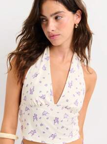 Nöista 露背短款上衣，V 领，白色带紫色花卉印花，弹力面料，无袖，褶皱胸围，夏季风格，合身廓形，休闲时尚，柔软针织，女性化设计。 - 紫色 - 查看 4
