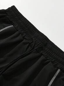 Manfinity EMRG Conjunto de camiseta casual de manga corta de cuello redondo con estampado de letras y shorts con cordón en la cintura para hombre
