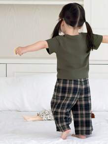 Dazy Kids Bộ đồ ngủ 2 món cho bé gái: áo thun ngắn tay in chữ và quần ống rộng kẻ sọc, thích hợp cho bé gái. - màu xanh lá - Xem 2