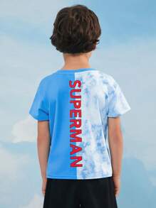 SUPERMAN X SHEIN Conjunto informal de 2 piezas con camiseta azul con estampado de superhéroe de dibujos animados y cielo con nubes, y shorts holgados negros para niño pequeño - azul real - Ver 4