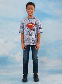 SUPERMAN X SHEIN Tween Jungen Cartoon Superhelden Schwarz-Weiß Zeitungsmuster cooles und stylisches graues Kurzarm T-Shirt