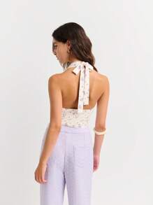 Nöista 露背短款上衣，V 领，白色带紫色花卉印花，弹力面料，无袖，褶皱胸围，夏季风格，合身廓形，休闲时尚，柔软针织，女性化设计。 - 紫色 - 查看 2