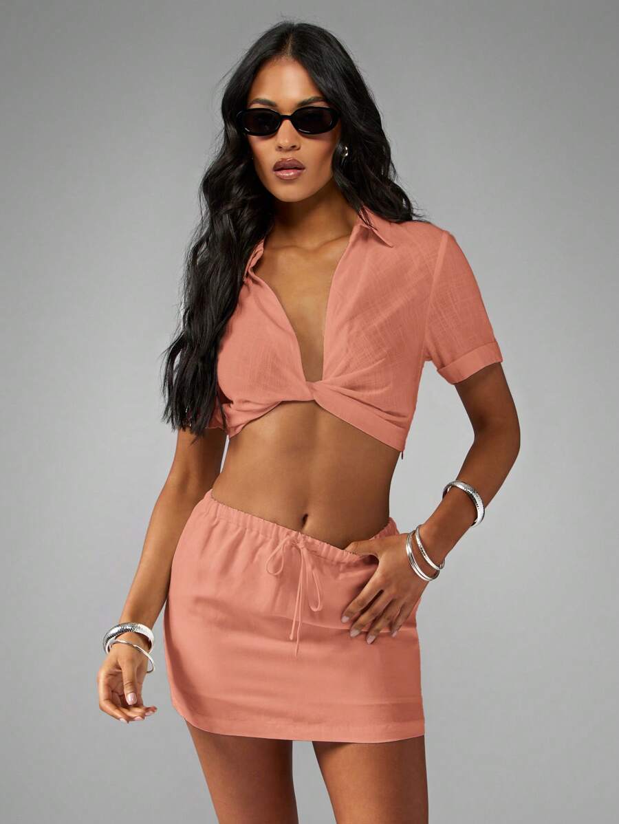 MISSGUIDED Chemise de plage à manches courtes, col boutonné, avec torsade devant, pour tenue de vacances d'été