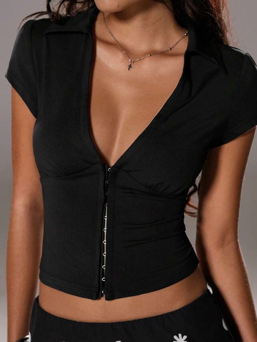 Flirla Camiseta de manga corta elegante de unicolor, ajustada y con cuello en V profundo con botones para mujer - Negro - Ver 1