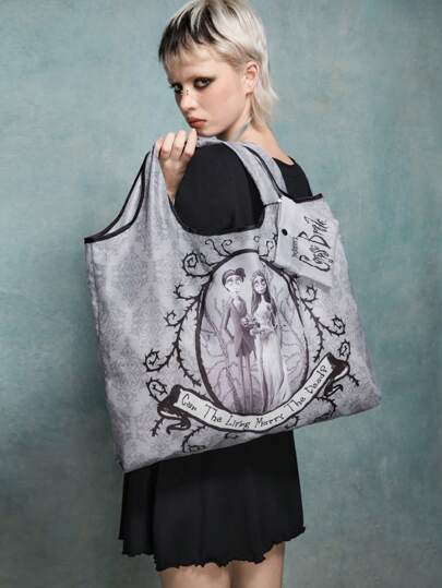 Corpse Bride X SHEIN 可重复使用可折叠RPET字母图案购物袋，适合婚礼、情侣等场合，也可作钱包使用，完美搭配精致派对和哥特风装扮，是送给女性的最佳礼物，与女士服装完美搭配，也是情人节的理想之选。