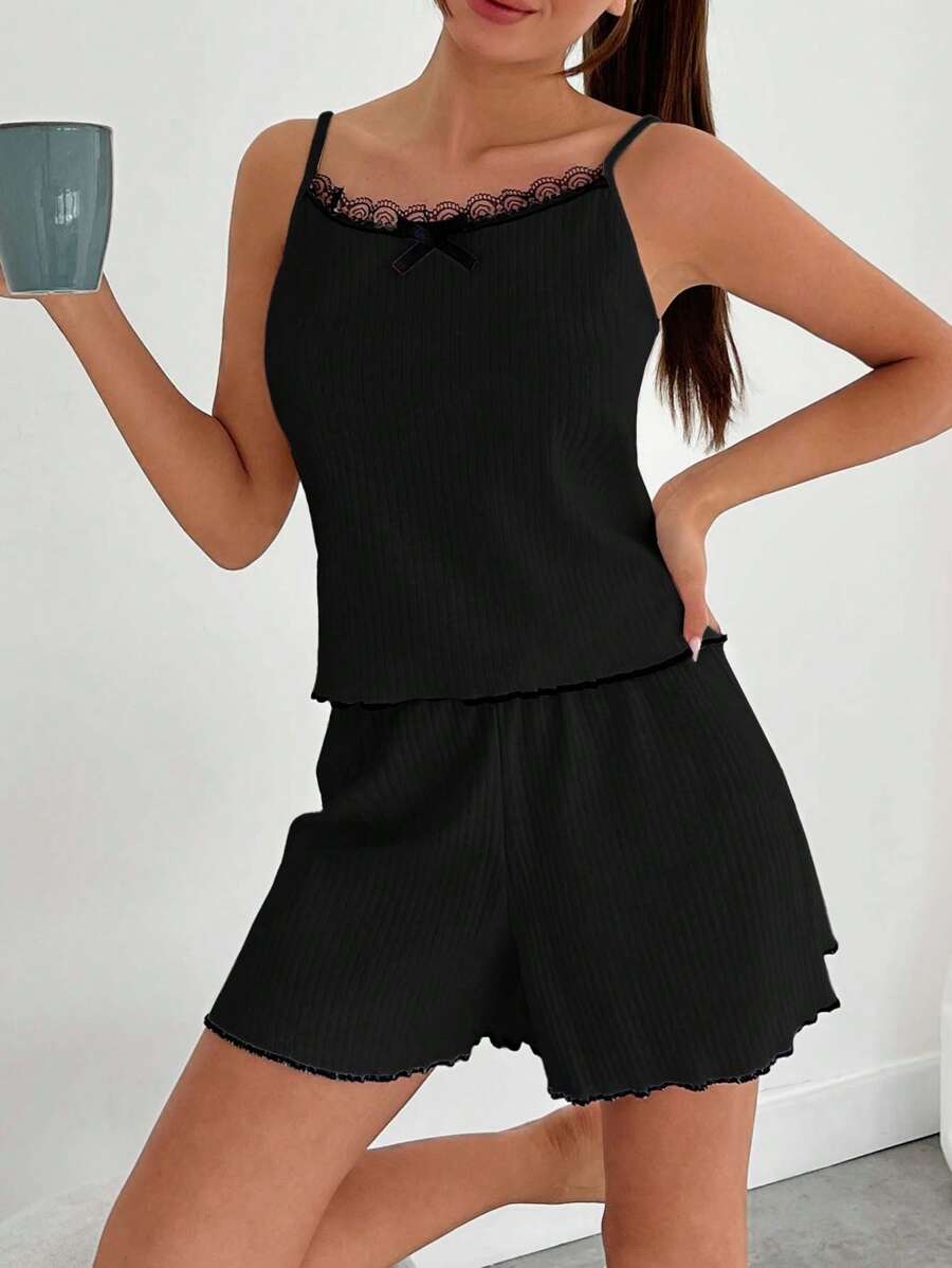 EURMUSE Wonen 撞色蕾丝和生菜边吊带上衣和生菜边休闲短裤家居服套装 - 黑色 - 查看 1