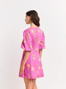 Nöista 亮洋红色泡泡袖方形领迷你连衣裙。醒目的橙色花卉印花，修身腰身，凸显迷人曲线。采用轻盈柔滑的面料制成。休闲、活力、时尚。无论是海滩度假装、机场装还是美国独立日的休闲造型，都堪称完美。 - 紫色 - 查看 2