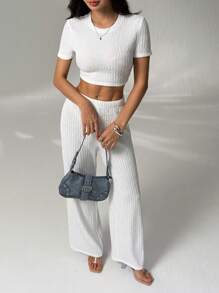 SHEIN PETITE Tenue de femme de style décontracté "Old Money" pour l'aéroport, 2 pièces/set. Ensemble top à fines brides et pantalon en dentelle et patchwork pour femmes. Vêtements bohèmes pour femmes printemps/été