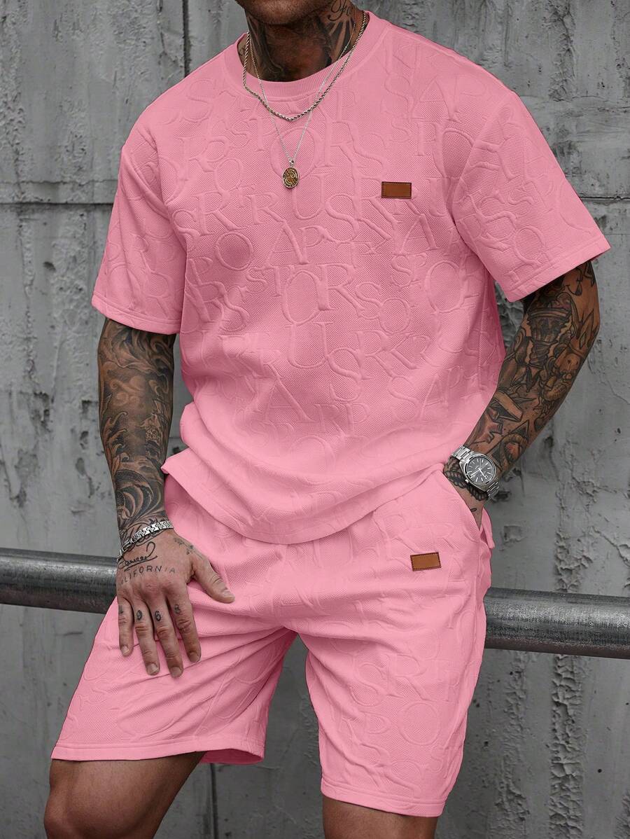 Manfinity CasualCool 2 件男士休闲字母压花短袖 T 恤和短裤套装，夏季 - 粉色 - 查看 1
