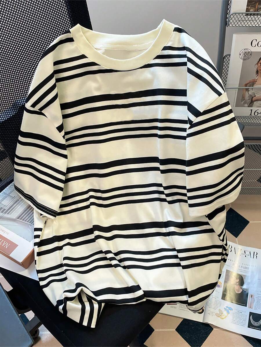 SHEIN 彩色条纹图案印花常规圆领短袖 T 恤 - 彩色 - 查看 1