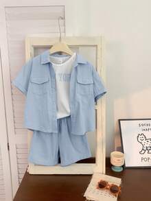 SHEIN 3 件套男童纯色 Polo 领短袖开衫、字母印花针织柔软圆领无袖背心和松紧腰短裤 - 藍色 - 查看 4