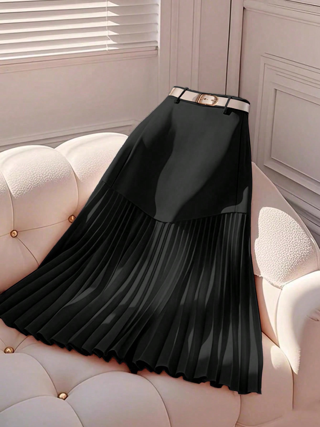 تنورة سوداء مطوية عالية الخصر