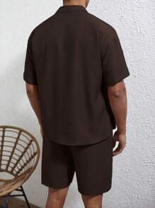 Manfinity Homme 男士休闲纯色简约卡其色衬衫和抽绳短裤套装，夏季 - 咖啡棕 - 查看 2