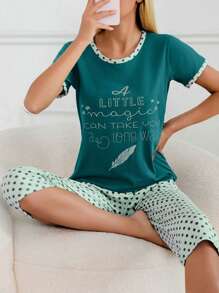 RueChic Conjunto de pijama de 2 piezas de 100% algodón con camisa con estampado de lema de color contrastante y pantalón corto tipo capri con estampado de lunares para usar en casa