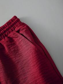 Manfinity Homme 2 件男士休闲纯色短袖衬衫和裤子套装男士 2 件套红色男士亚麻套装 - 酒紅色 - 查看 3