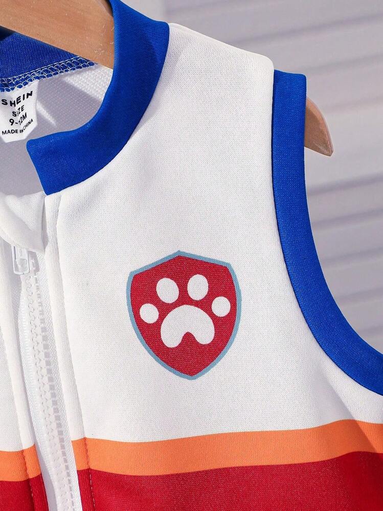 SHEIN Playful Pals 3 piezas Conjunto de niño, que incluye una parte superior de manga corta, pantalones cortos deportivos y un chaleco. El nuevo estilo presenta una parte superior de manga corta con cuello redondo y un lindo diseño de cachorro, pantalones cortos deportivos azules y un chaleco sin mangas con un panel con cremallera. Este conjunto de 3 piezas es básico y multifuncional, adecuado para el verano, se puede usar como un atuendo casual suelto de moda, ropa deportiva o para vacaciones, salidas y ocasiones de ocio. - Azul - Añade 8