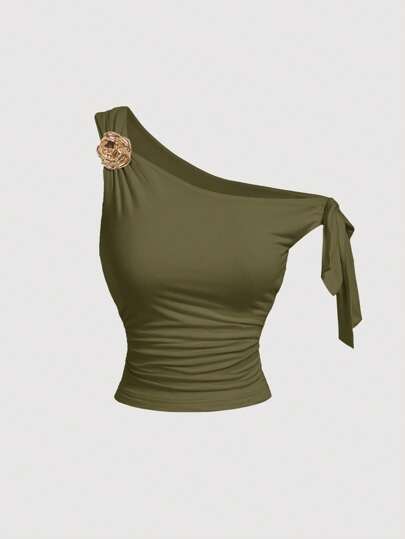 SHEIN MOD Blusa con hombros oblicuos, color verde caqui, con decoración de lazo y flor de metal 3D para mujeres