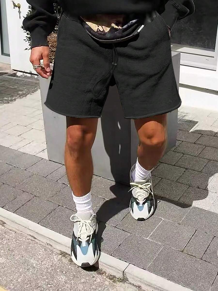 Manfinity LEGND Men's Streetwear Elastic Drawstring Embroidered Loose Hem Fashion Shorts - Black - View 1
