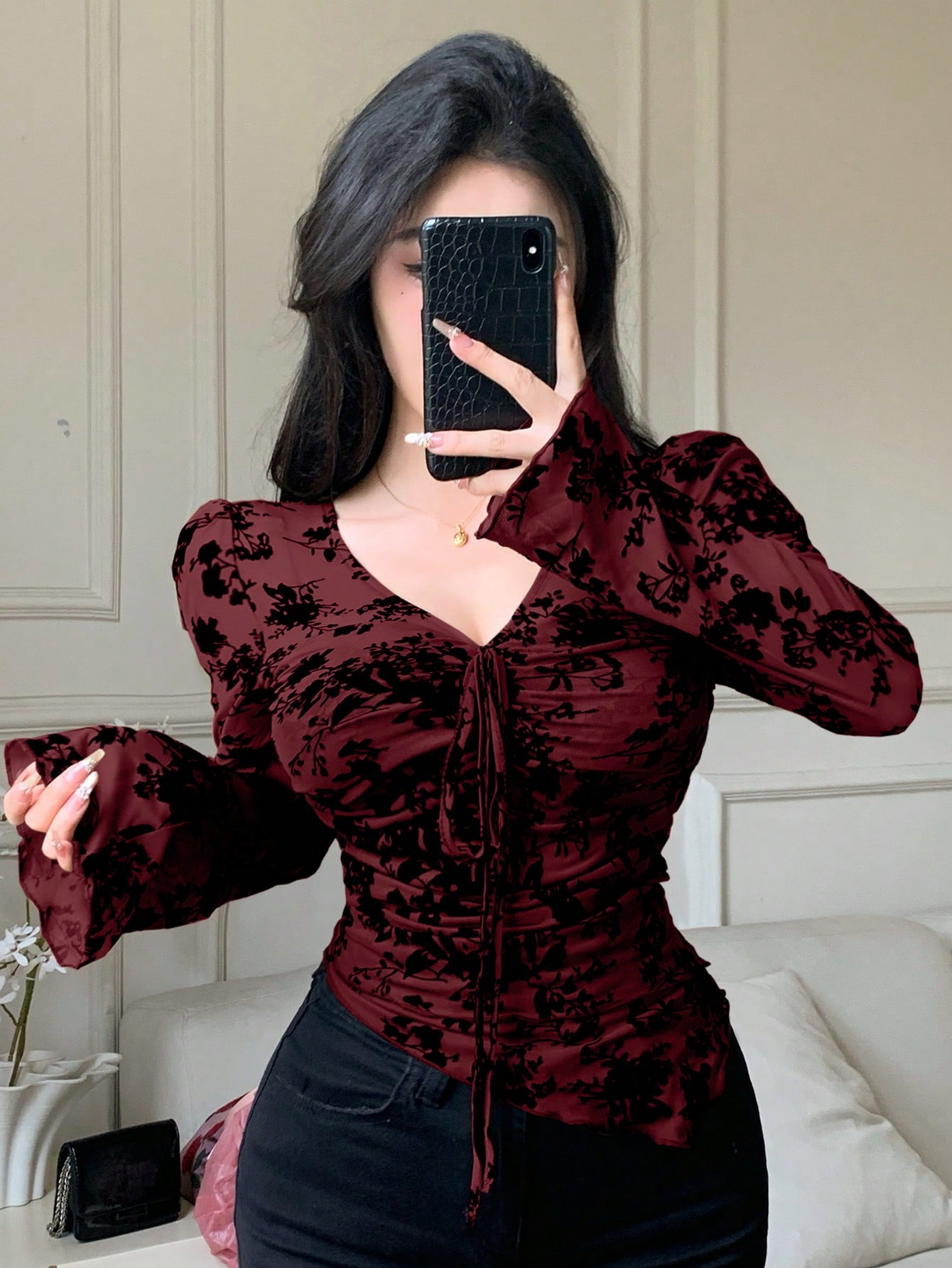 DAZY بلوزة نسائية بياقة على شكل حرف V مع رباط وأكم...